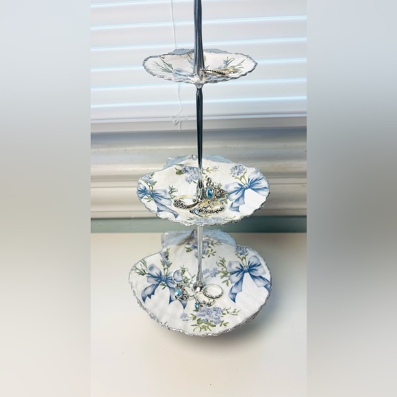 Handmade 3 Tier Scallop Shell Jewelry Stand With Blue Bow Decoupage design - Picture 6 of 13